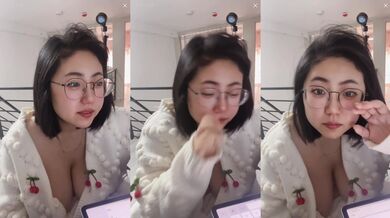 【极品稀缺魔手外购】最新《疯狂抖音》新篇之《笑喷了》美女出场健身打拳 打着打着地上就湿了 内裤都不穿 (10)